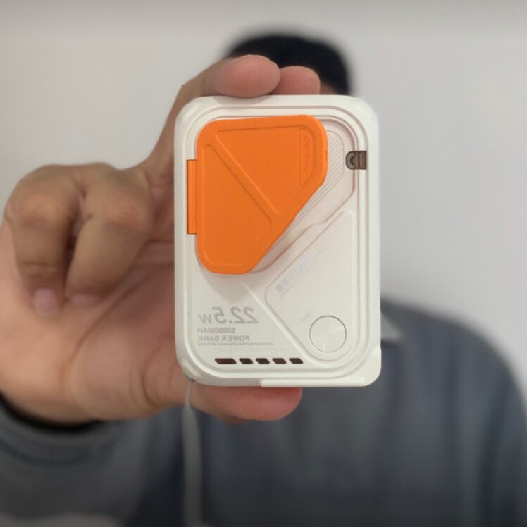 پاوربانک ریمکس مدل MagSafe Wireless Fast Charge RPP116 ظرفیت 10000 میلی آمپر ساعت